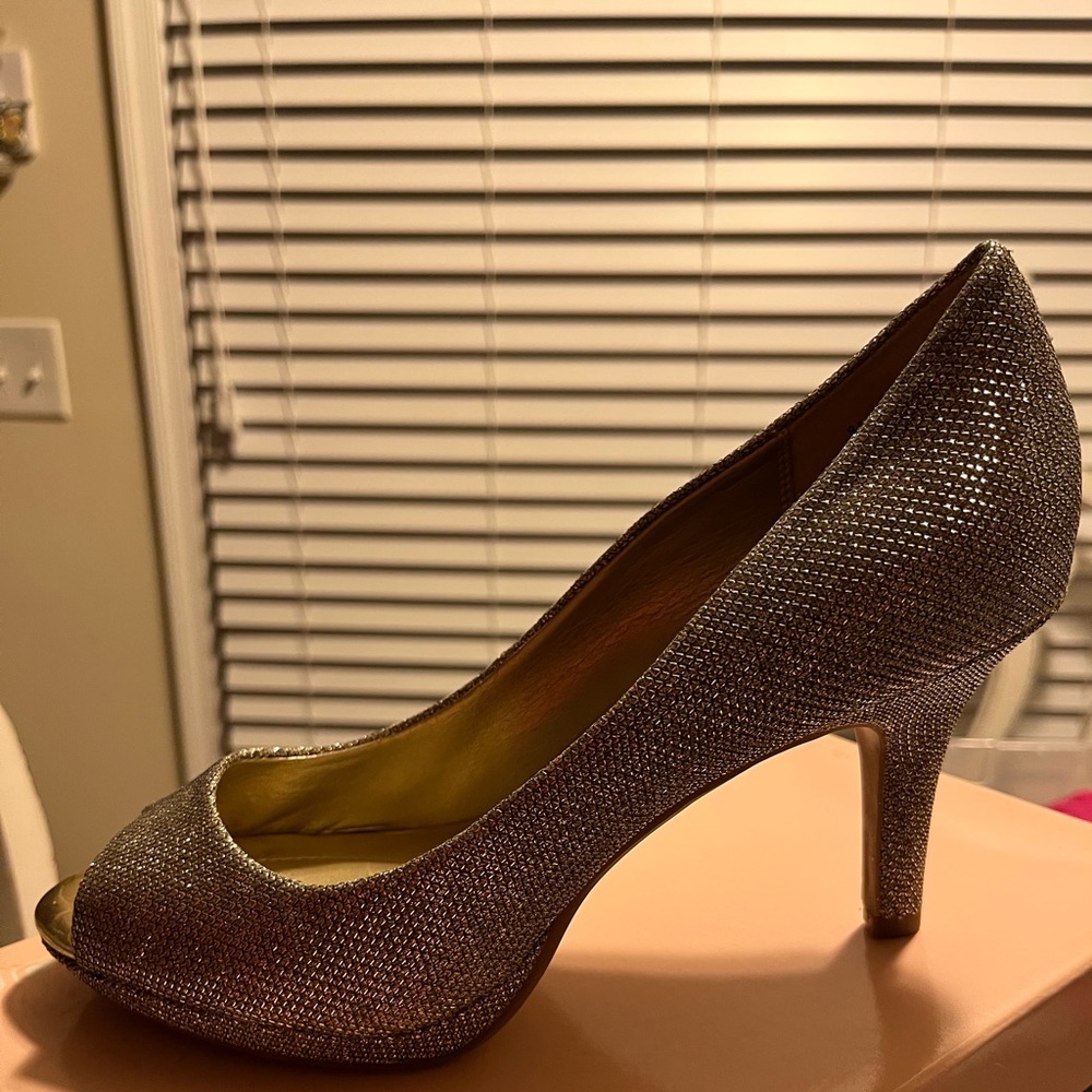 BNIB Bandolino Gold Glitter Open Toe Heels size 9.5